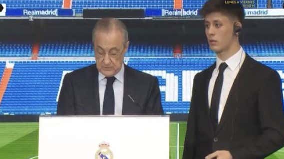 Arda Güler, junto a Florentino Pérez, en su presentación./