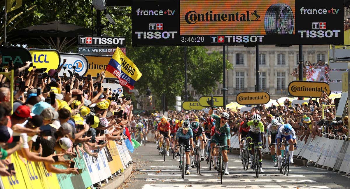 Philipsen, hoy, celebra la victoria de etapa en el Tour.