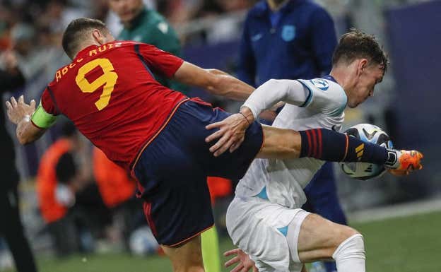 Abel Ruiz disputa un balón con Garner.  EFE