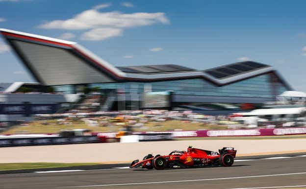 Carlos Sainz, con el mítico edifico del circuito de Silverstone de fondo.  EP