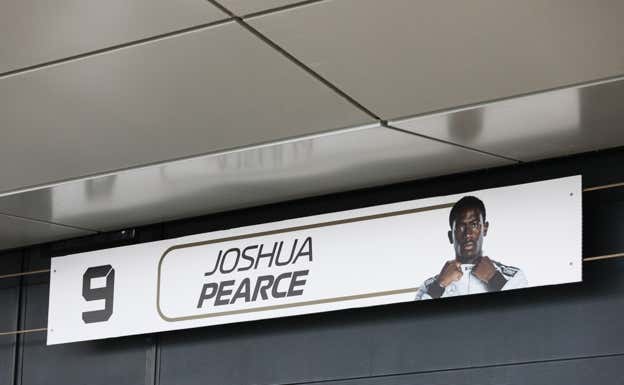 Box con el nombre de Joshua Pearce, interpretado por el actor Damson Idris.  DPPI