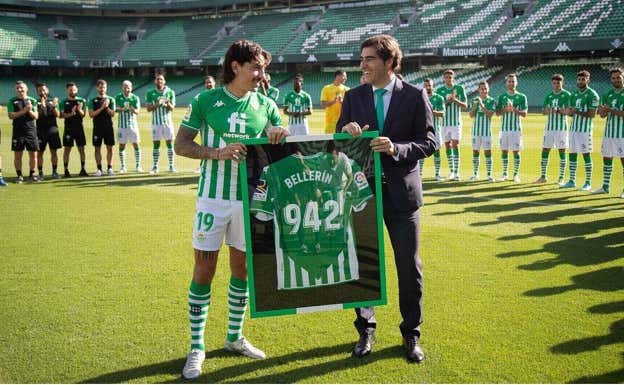 Bellerín posa con el presidente Ángel Haro durante su primera etapa en el club.  INSTAGRAM: @hectorbellerin