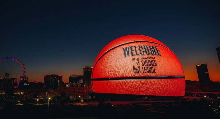 Así se veía la Esfera de Las Vegas con la imagen del balón de la Summer League de la NBA.