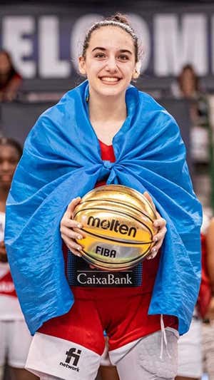 Iyana Martín, con su MVP en el Europeo Sub-16 en 2022.  FEB