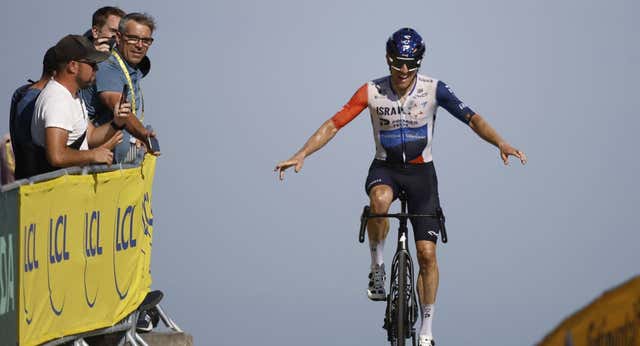 Woods vence y Pogacar pega otro bocado a la general en Puy de Dôme