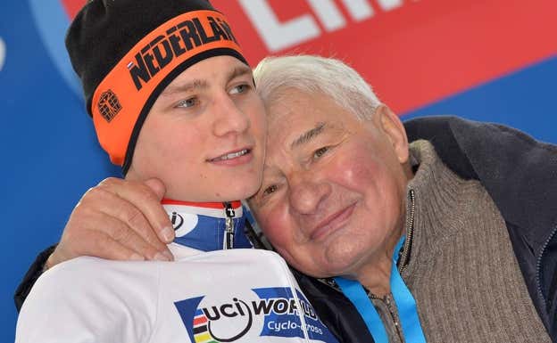 Van der Poel junto a su abuelo, Raymond Poulidor, en 2013. AFP
