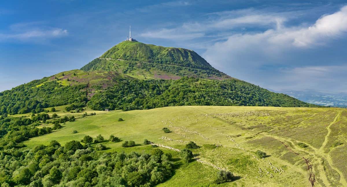 Puy de Dome, el volcán dormido al que regresa el Tour de Francia 35 años después./AFP