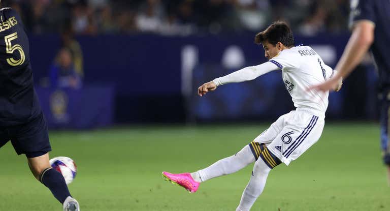 Riqui Puig en el momento de golpear el balón para anotar con los Galaxy.