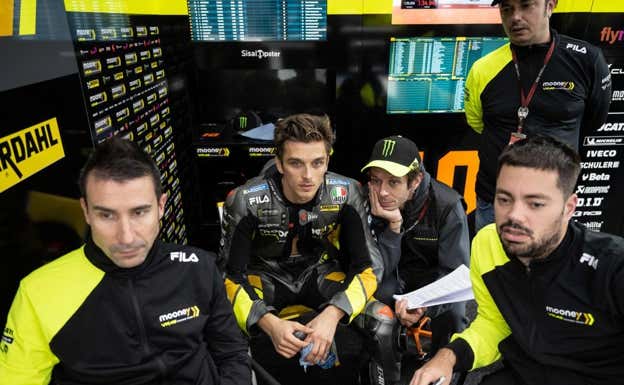 Valentino Rossi analizando los datos junto al equipo de Luca Marini.  MotoGP