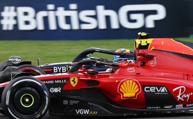 Sergio Pérez adelanta a Carlos Sainz a nueve vueltas del final en Silverstone.  Reuters