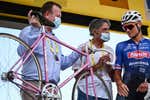 Mathieu Van der Poel llora emocionado en memoria de su abuelo Raymond Poulidor