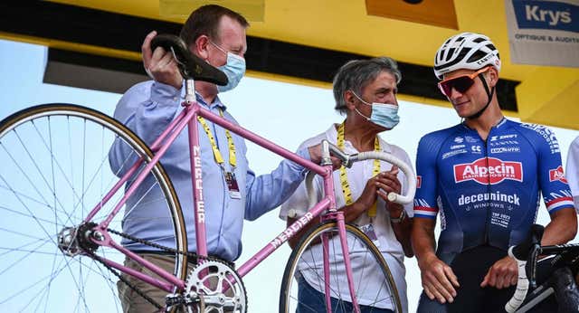 Mathieu Van der Poel llora emocionado en memoria de su abuelo Raymond Poulidor
