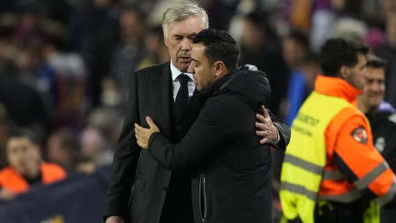 Carlo Ancelotti y Xavi se saludan en el Camp Nou./Efe