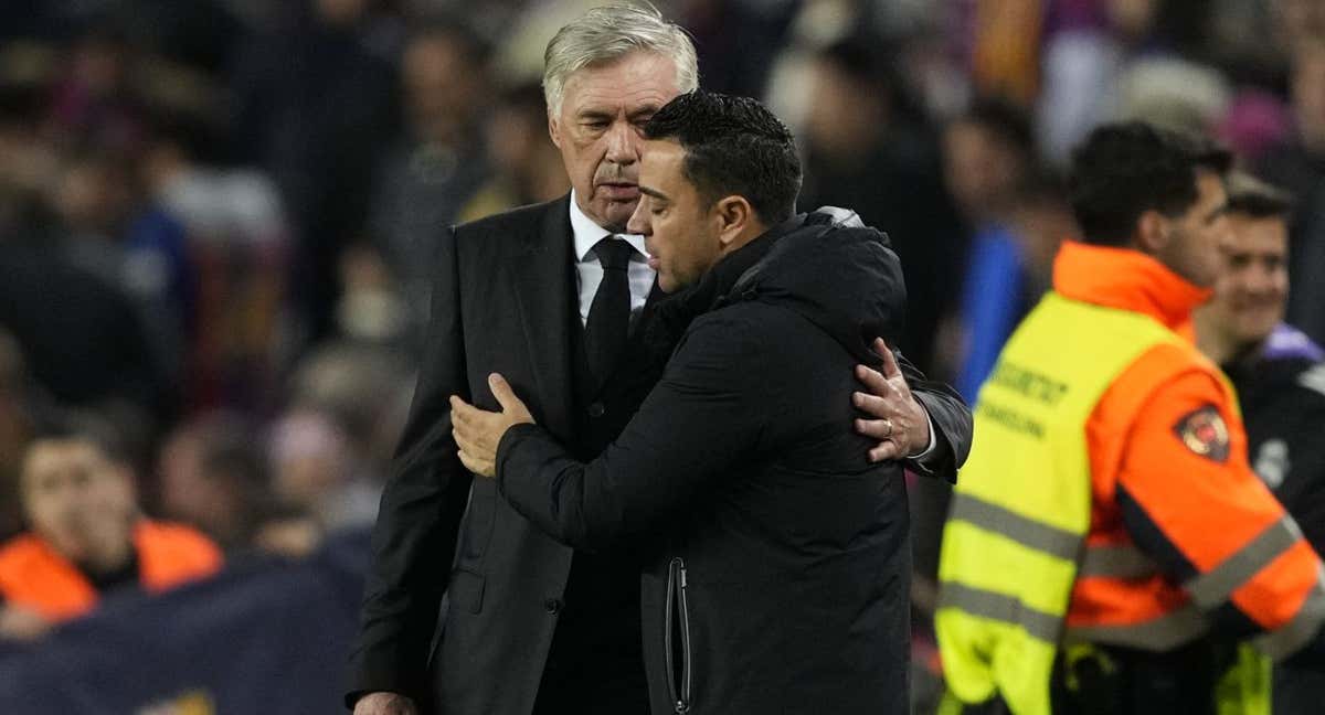 Carlo Ancelotti y Xavi se saludan en el Camp Nou.