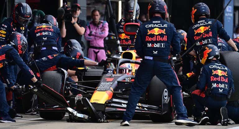 Max Verstappen durante una parada en boxes.