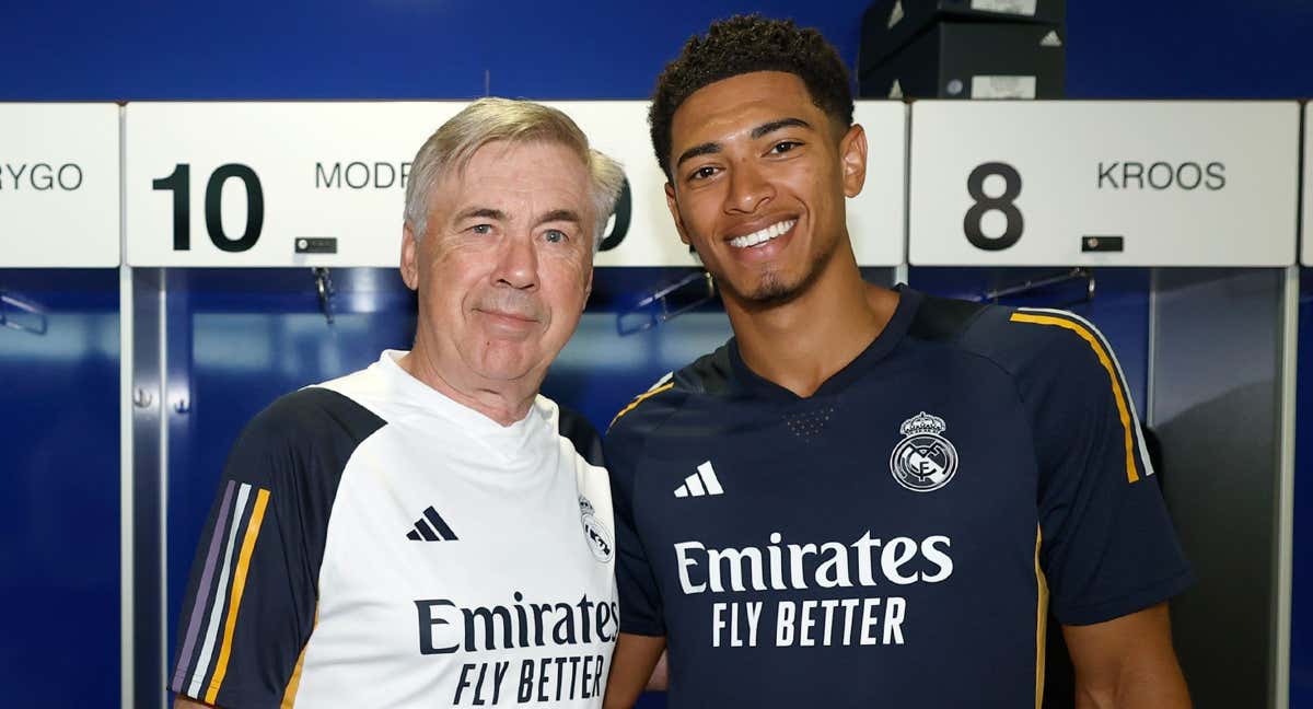 Carlo Ancelotti posa junto a Bellingham en el primer entrenamiento del Real Madrid en la 23-24.