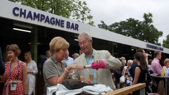 Dos aficionados se sirven champagne en Wimbledon 2017. /Tim Clayton/Corbis via Getty Images