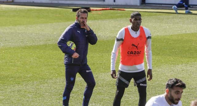 Cara a cara de Rubén Baraja con los jugadores en su despacho