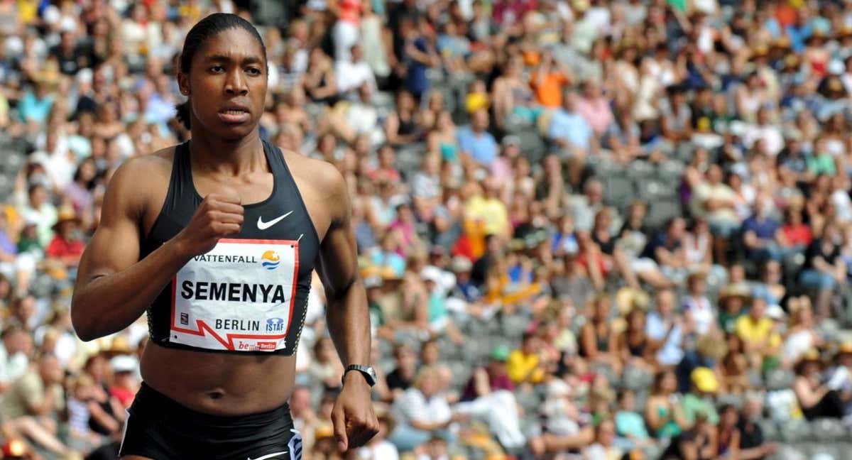 La sudafricana Caster Semenya cruza la línea de meta de la prueba femenina de los 800 metros de la reunión de atletismo de Berlín (Alemania) en 2010.