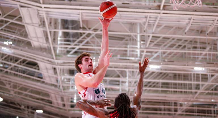 Nate Reuvers con la camiseta del Pallacanestro Reggiana.