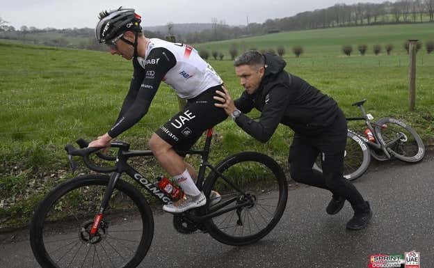 San Emeterio empuja a Pogacar en la Amstel Gold Race. Sprint Cycling