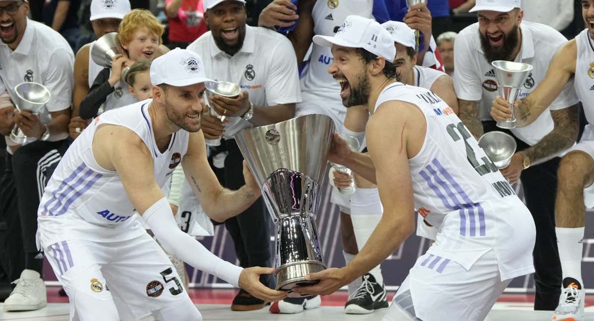 Rudy Fernández y Sergio Llull con el trofeo de la Euroliga./Reuters