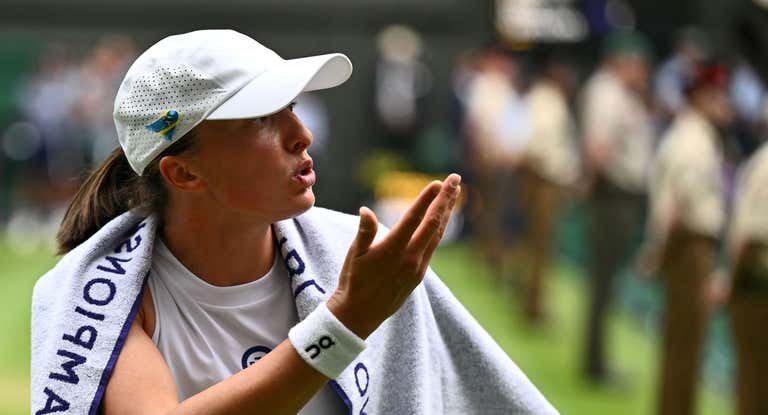 Iga Swiatek habla con su equipo tras caer ante Elina Svitolina en cuartos de final de Wimbledon.