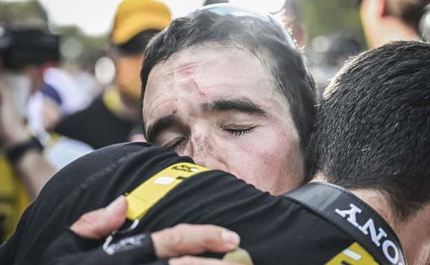 Pello Bilbao recibe el abrazo de un técnico de Bahrain Victorious en la meta de Issoire.  ASO / PAULINE BALLET