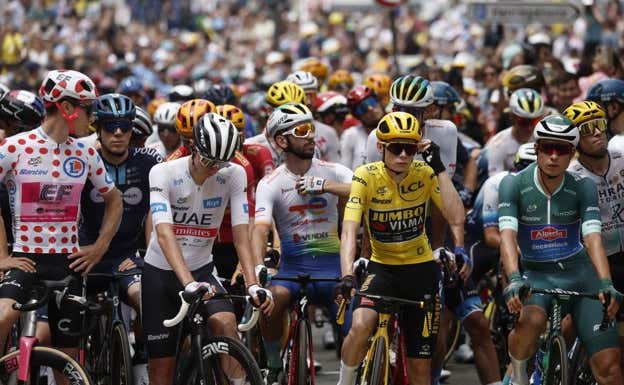 Pogacar, segundo por la izquierda, y Vingegaard, de amarillo, antes de una etapa del Tour 2023. AFP