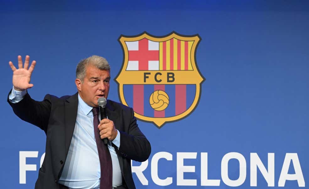 Laporta apunta alto: quiere ser candidato a la Champions, promete más fichajes y 'renueva' a Xavi'