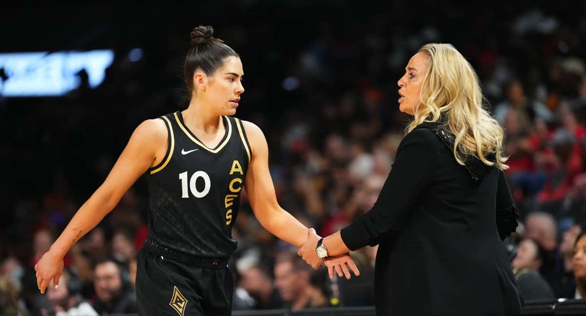 Becky Hammon corrige a Kelsey Plum durante el transcurso de un partido. /Getty