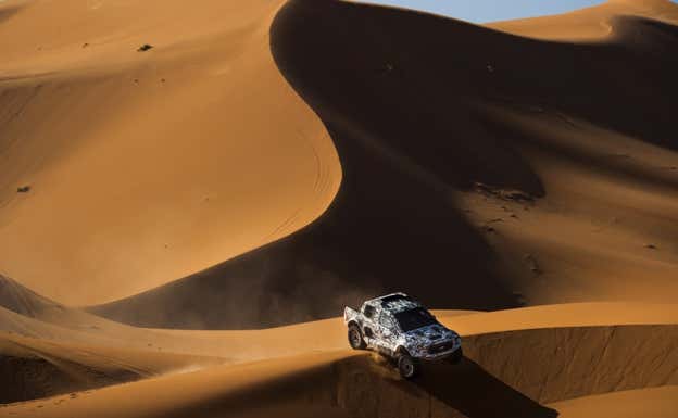 Nani Roma, al volante del Ford Ranger T1+ en las dunas de Marruecos. Ford