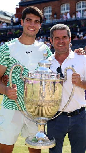 Alcaraz, junto a su padre con la copa de Queen's.  GETTY