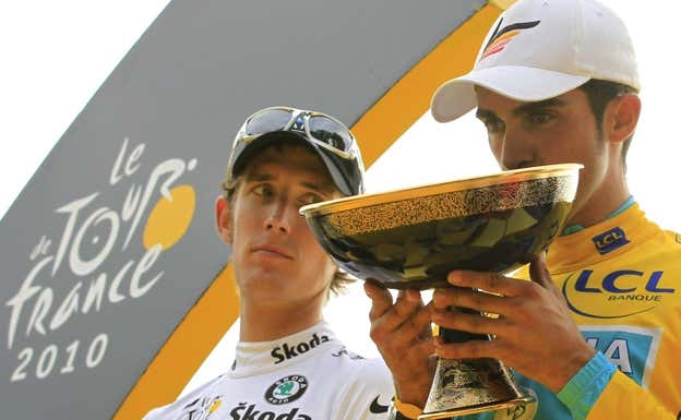 Andy Schleck mira a Contador en el podio del Tour 2010.  AP Photo/Bas Czerwinski