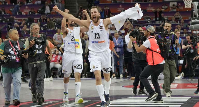 Sergio Rodríguez celebra la consecución de la Euroliga.
