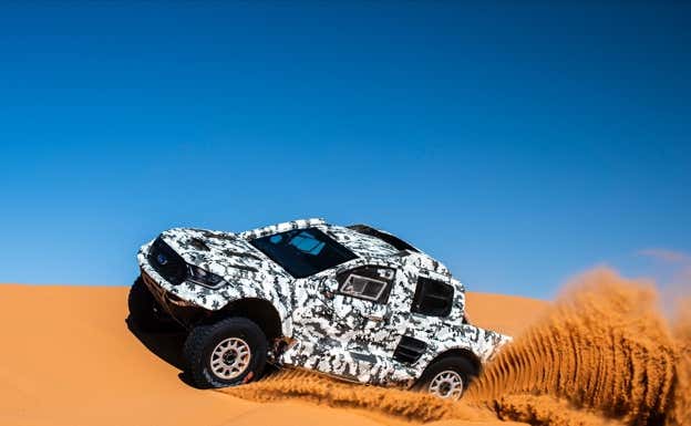 El Ford Ranger T1+ en las dunas de Marruecos durante un test.  Ford