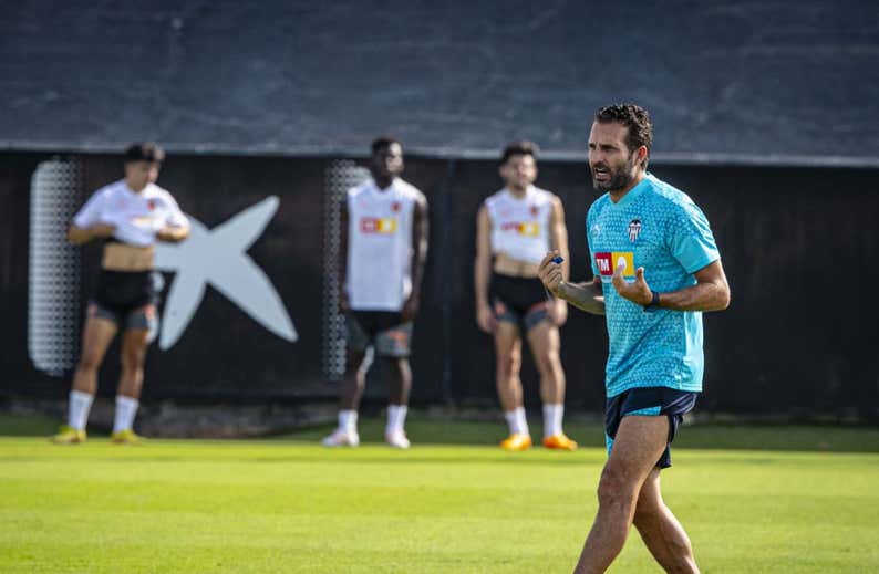 Baraja se impone: frena salidas, invita a jugadores a marcharse y prohíbe los móviles