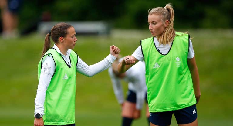 Fran Kirby saludando a Leah Williamson.