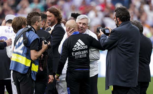 Ancelotti abraza a Antonio Pintus al acabar un partido de la temporada pasada.  GETTY