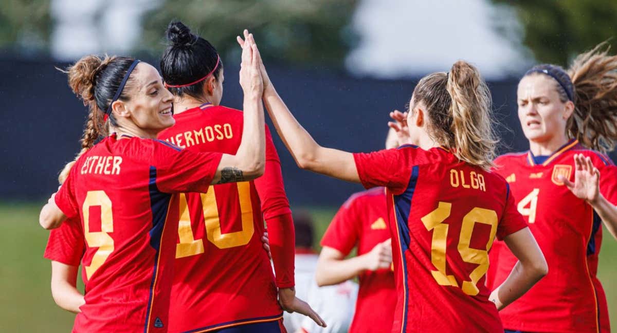 La Selección celebra uno de sus nueve goles contra Vietnam en un amistoso durante un entrenamiento en Auckland. /