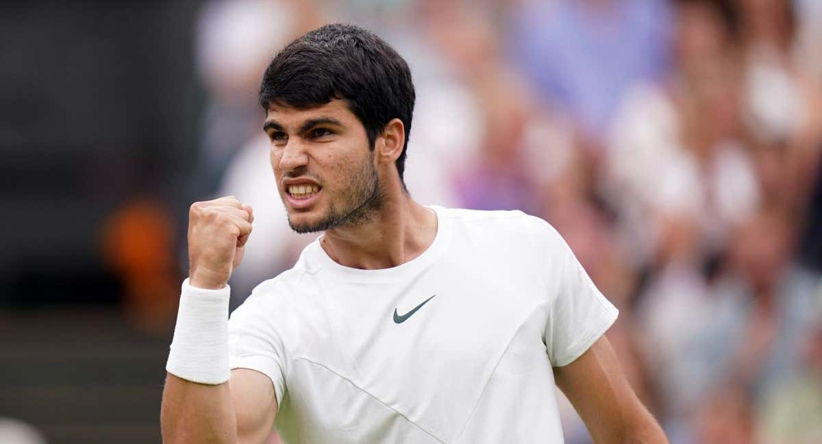 Carlos Alcaraz celebra un punto en Wimbledon./Adam Davy