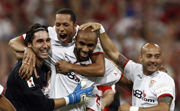 David Cobeño celebra con sus compañeros del Sevilla la Copa conquistada en 2007. REUTERS