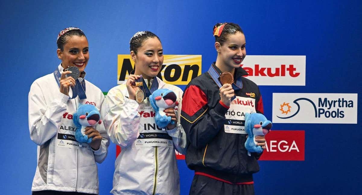 Iris Tió con su bronce en el pódium de la final de solo técnico./PHILIP FONG / AFP