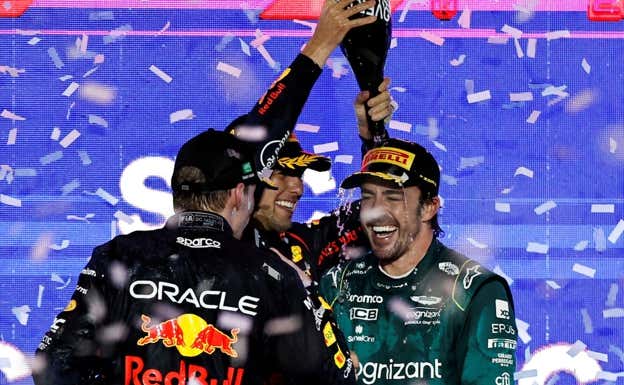Pérez y Alonso, en el podio del GP de Arabia Saudí 2023.  REUTERS