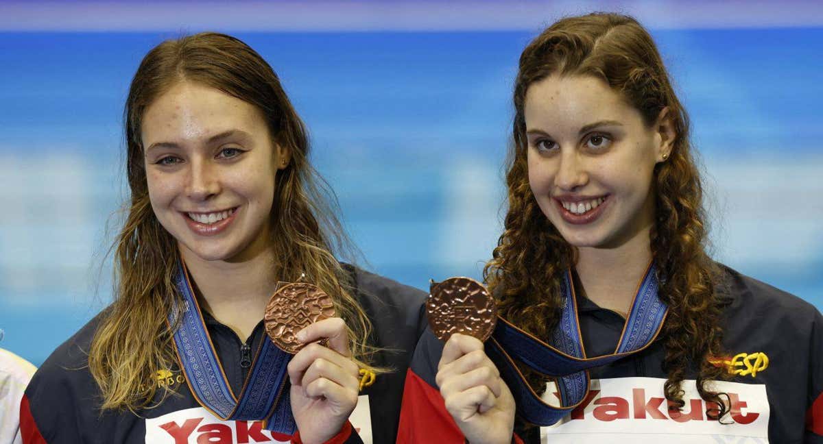 Alisa Ozhogina e Iris Tió posan con la medalla de bronce. /REUTERS/Issei Kato