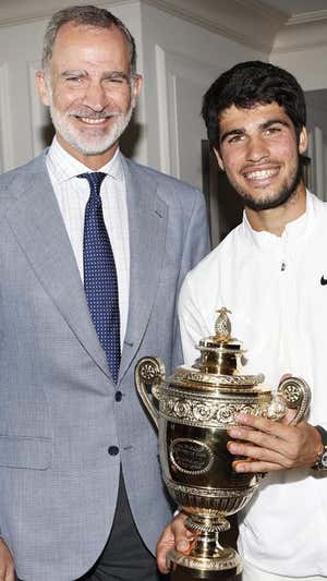 Carlos Alcaraz posa junto al Rey Felipe VI y el trofeo de Wimbledon. EFE
