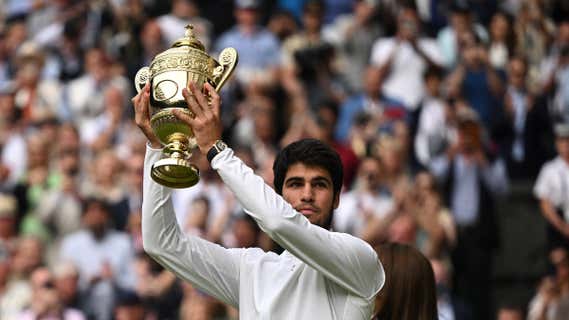 Carlos Alcaraz, con el título de Wimbledon./EFE