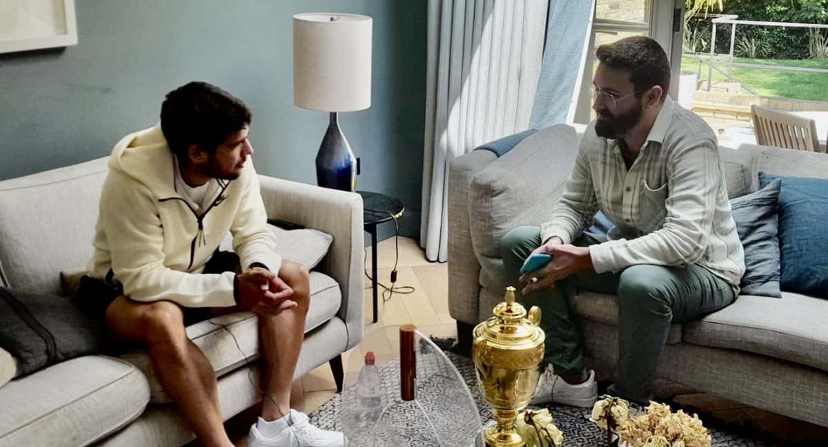 Carlos Alcaraz junto al periodista de Relevo, Amorós, tras ganar su primer Wimbledon.