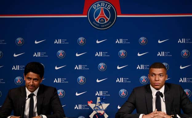 Mbappé y Al-Khelaïfi, en una rueda de prensa.  AFP
