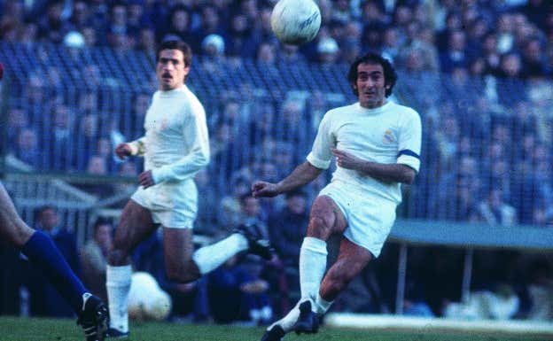 Pirri lanza un centro durante un partido con el Real Madrid. Jaime Pato